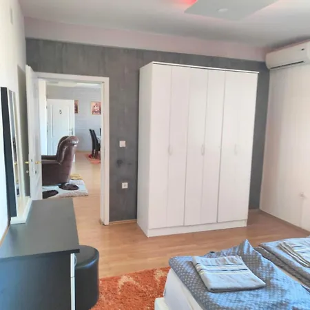 Aleksandar, Bn Centar アパート